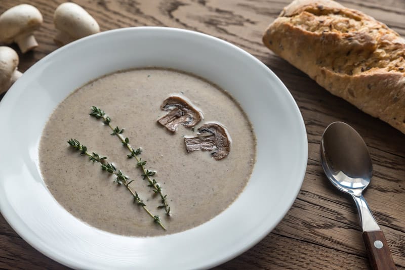 Βελουτέ σούπα μανιταριών με shiitake τσιπς